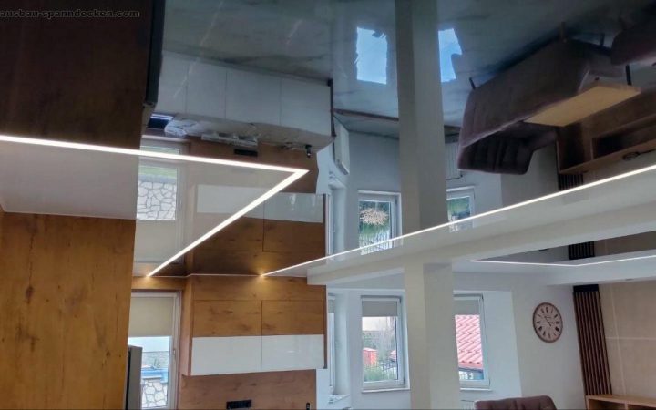 Moderne Spanndecke mit LED-Lichtlinien und Farbkombination