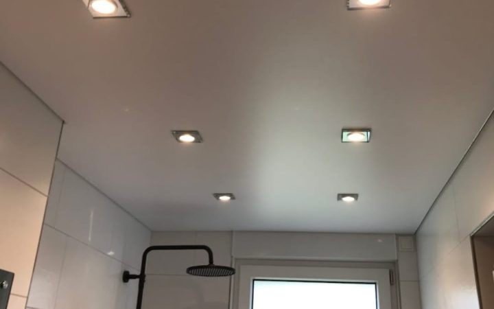Satinierte Spanndecke mit Klarglas-Einbaustrahlern im Badezimmer