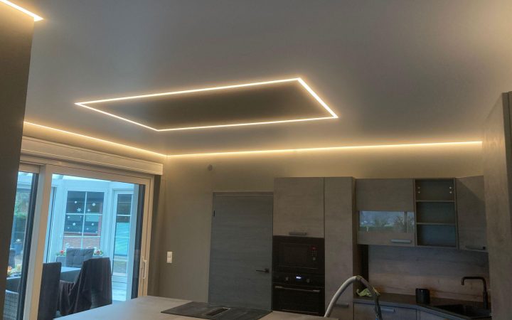 Spanndecke in Küche mit Lichtlinien und indirekter Beleuchtung