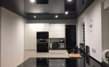Zweifarbige Lackspanndecke mit LED-Spots in moderner Küche – Beispiel für Spanndecken in Wetter (Ruhr) und Umgebung