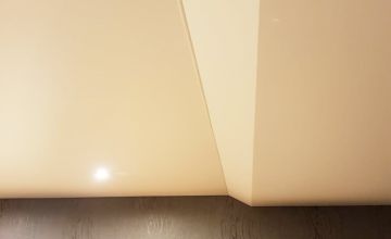 Beige Spanndecke mit dezentem LED-Spot im Wohnzimmer – Beispiel für Spanndecken in Menden (Sauerland) und Umgebung