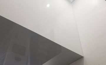 Zweifarbige Lackspanndecke mit Glanzstreifen im Treppenhaus – Beispiel für Spanndecken in Gangelt und Umgebung