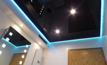 Schwarze Lackspanndecke mit türkisem LED-Lichtband im Badezimmer – Beispiel für Spanndecken in Isselburg und Umgebung