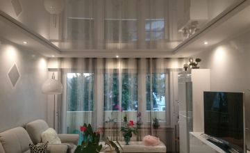 Weiße Lackspanndecke mit Spiegelfläche und LED-Spots im Wohnzimmer – Beispiel für Spanndecken in Leichlingen (Rheinland) und Umgebung