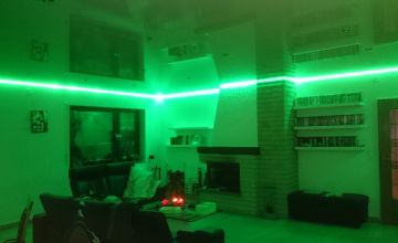 Glänzende Lackspanndecke mit umlaufender LED-Beleuchtung im Wohnzimmer – Beispiel für Spanndecken in Hurth und Umgebung