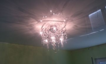 Glänzende Lackspanndecke mit Kronleuchter-Lichtreflexion – Beispiel für Spanndecken in Langenfeld (Rheinland) und Umgebung