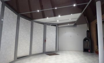 Dunkle glänzende Lackspanndecke mit LED-Spots im Wintergarten – Beispiel für Spanndecken in Menden (Sauerland) und Umgebung