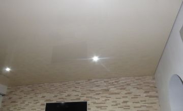 Beige Lackspanndecke mit LED-Einbauspots im Wohnzimmer – Beispiel für Spanndecken in Hurth und Umgebung