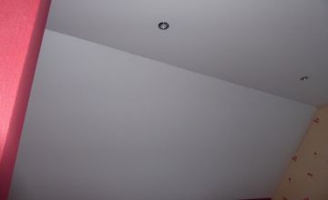 Weiße matte Spanndecke mit dezenten LED-Spots – Beispiel für Spanndecken in Langenfeld (Rheinland) und Umgebung