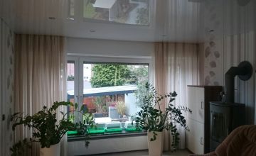 Glänzende Lackspanndecke mit Spiegeleffekt im Wohnzimmer – Beispiel für Spanndecken in Neukirchen-Vluyn und Umgebung