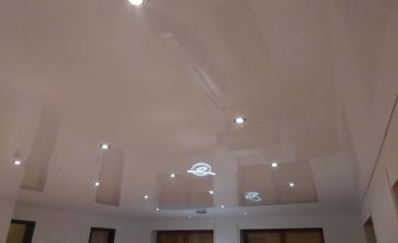 Glänzende Lackspanndecke mit LED-Spots und Designer-Pendelleuchten – Beispiel für Spanndecken in Espelkamp und Umgebung
