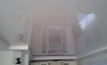 Weiße Lackspanndecke mit Spiegeleffekt und sauberem Wandanschluss – Beispiel für Spanndecken in Stolberg (Rheinland) und Umgebung