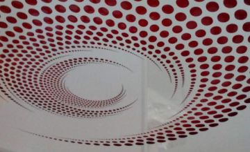 Lackspanndecke mit dekorativem Designer-Muster in Rot-Weiß – Beispiel für Spanndecken in Halle und Umgebung