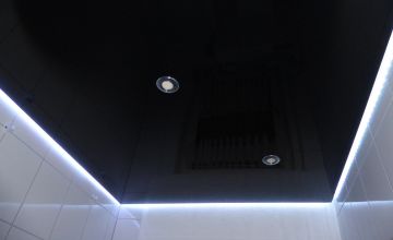 Schwarze Lackspanndecke mit umlaufendem LED-Lichtband im Badezimmer – Beispiel für Spanndecken in Halle (Westfalen) und Umgebung