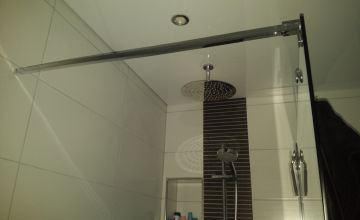 Helle Spanndecke im Badezimmer mit Regenduschen-Bereich – Beispiel für Spanndecken in Wassenberg und Umgebung