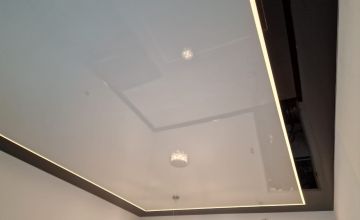Spanndecke mit modernen Lichtlinien und sauberem Übergang – Beispiel für Spanndecken in Numbrecht und Umgebung
