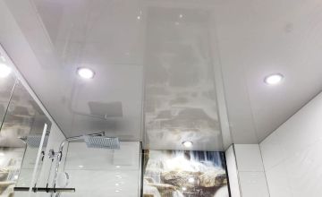 Spanndecke im Badezimmer mit glatter Deckenfläche – Beispiel für Spanndecken in Wetter (Ruhr) und Umgebung