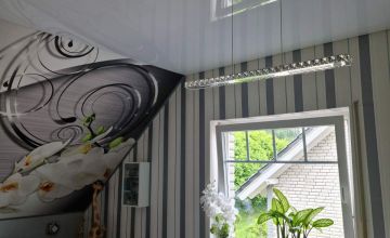 Spanndecke im Schlafzimmer mit ruhiger Deckenoptik – Beispiel für Spanndecken in Olpe und Umgebung