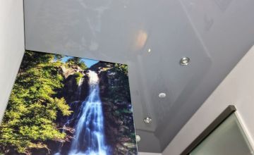 Glänzende Lackspanndecke im Treppenhaus mit indirekter Beleuchtung – Beispiel für Spanndecken in Voerde (Niederrhein) und Umgebung