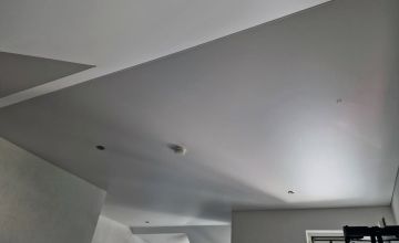 Matte Spanndecke mit sauberer Oberfläche – Beispiel für Spanndecken in Overath und Umgebung