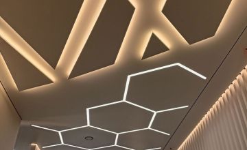 Spanndecke mit integrierter LED-Beleuchtung und Einbauspots – Beispiel für Spanndecken in Bunde und Umgebung