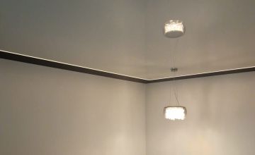 Moderne Lackspanndecke im Wohnzimmer mit glatter Oberfläche – Beispiel für Spanndecken in Hennef (Sieg) und Umgebung