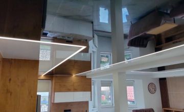 Spanndecke mit modernen Lichtlinien und sauberem Übergang – Beispiel für Spanndecken in Overath und Umgebung