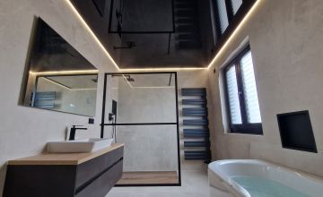 Spanndecke im Badezimmer mit glatter Deckenfläche – Beispiel für Spanndecken in Heinsberg und Umgebung