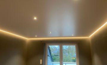 Spanndecke mit Lichtvoute und LED-Einbauspots im Wohnraum – Beispiel für Spanndecken in Sundern (Sauerland) und Umgebung