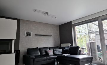Weiße matte Spanndecke im Wohnzimmer mit modernem grauen Design – Beispiel für Spanndecken in Mulheim an der Ruhr und Umgebung