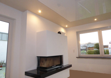 Spanndecke im Wohnzimmer mit Kamin (zweifarbig)