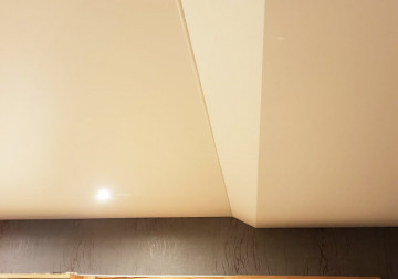 stufige Spanndecke entlang ursprüngliche Decke