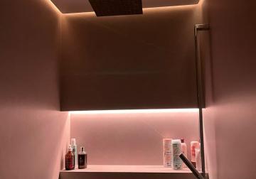 Indirekte Beleuchtung mit stilvoller Spanndecke in einer modernen Dusche