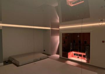 Hochglänzende Lackspanndecke mit  indirekter Beleuchtung für Schwimmbecken