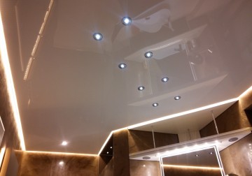 Spanndecke Design indirekte Beleuchtung RGB Badezimmer