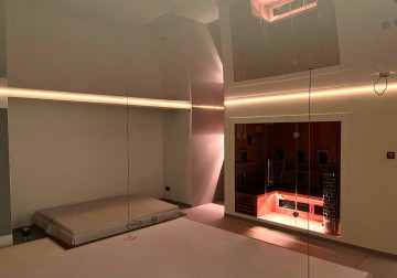 Hochglänzende Lackspanndecke mit  indirekter Beleuchtung für Schwimmbecken