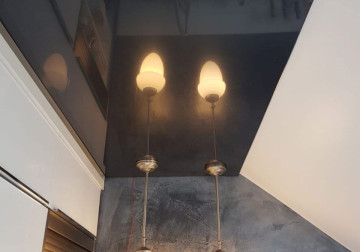 Foto einer glänzenden Lackspanndecke mit kontrastierender Farbkombination an der schrägen Decke.