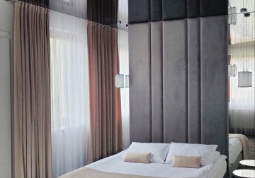 Foto einer glänzenden schwarzen Lackspanndecke als innovative Lösung für die Zimmerdecken im Schlafzimmer