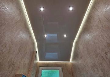 Glänzende Spanndecke im Bad mit indirekter LED-Beleuchtung und Einbauspots