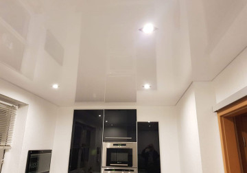 Foto einer glänzenden weißen Lackspanndecke mit Schattenfuge an der Rand in einer Küche