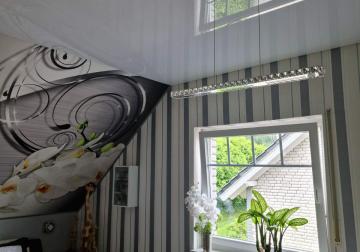 Lackspanndecke in einem gemütlichen Schlafzimmer mit stilvoller Wandgestaltung und dekorativer Beleuchtung