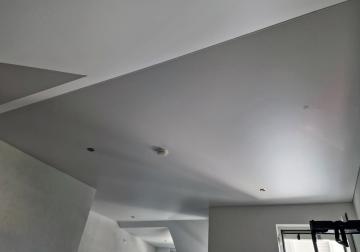 Matte Spanndecke mit ideal glatten Oberflächen und integriertem Schrägen-Design