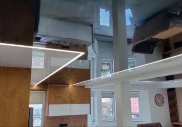 Modernes Spanndeckendesign mit verschiedenen Farben, Formen und integrierten LED-Lichtlinien