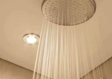 Spanndecke in einem Feuchtraum mit moderner Dusche und Regenduschkopf