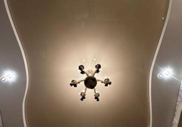 Moderne Spanndecke mit zwei Ebenen und stilvoller Farbkombination sowie eleganter Beleuchtung