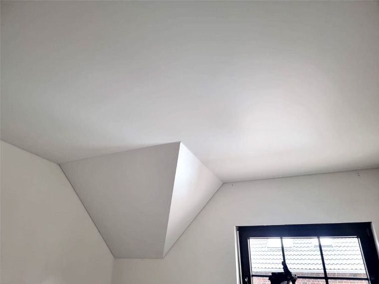 Matte Spanndecke in einem ruhigen Wohnraum