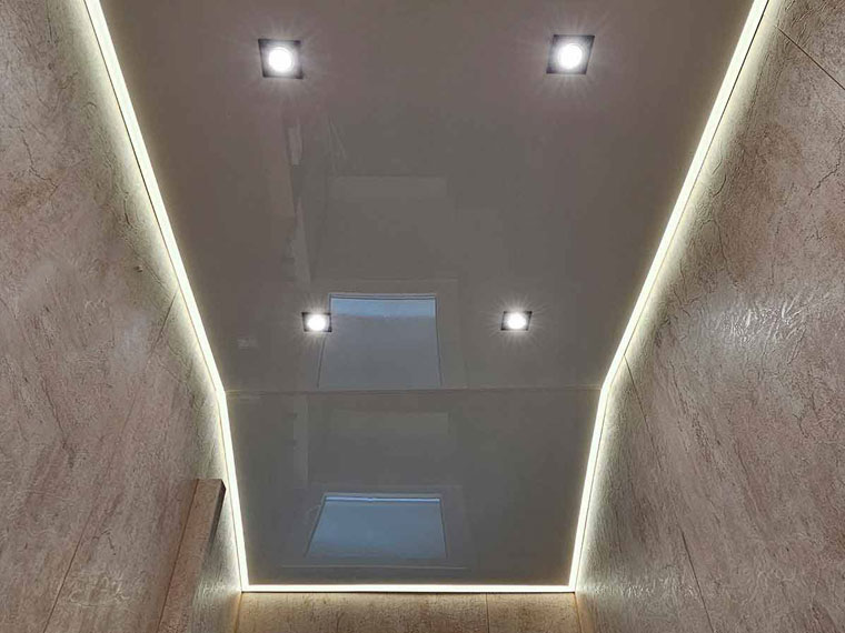 Hochglänzende Lackspanndecke in modernem Badezimmer