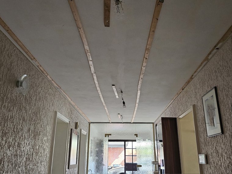Flurdecke vor der Montage einer Spanndecke mit sichtbarer Unterkonstruktion