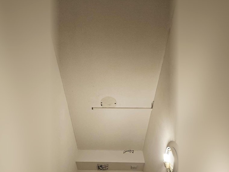 Flurdecke vor der Montage einer Lichtdecke mit sichtbarer Montageschiene und vorbereiteten Elektroanschlüssen