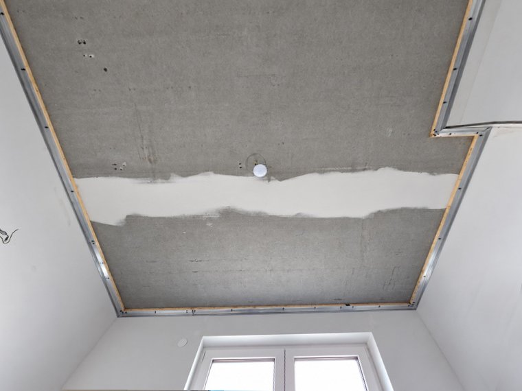 Rohe Betondecke mit vorbereiteter Unterkonstruktion vor der Spanndeckenmontage